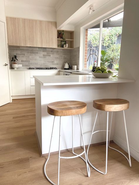 Two-Tone Kitchen design: The white cabinet and countertops and the whitewashed timber accents, for the overhead cabinets. This combination creates a welcoming and inviting atmosphere, making the white kitchen with timber tone, a delightful space to gather, cook and create lasting memories. Dual Color Kitchen Cabinets, Benchtop Colours, Kitchen Splash Back, Two Tone Kitchen Cabinets, Kitchen Colour, Two Tone Kitchen, White Cabinet, New Kitchen Designs, Cabinets And Countertops