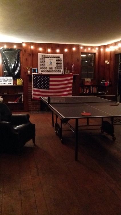 Frat Cave! College Frat House Aesthetic, Fraternity House Aesthetic, Frat House Aesthetic, Party Basement Ideas, Boy Apartment Decor, Frat Basement, Party Keller, Frat House Decor, Party Basement