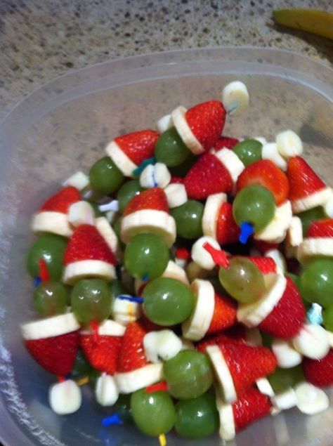 grinch-kabobs   Layer mini marshmallow, strawberry, banana slice, and a grape on a small stick and you get Grinch Kabobs! Grinch Kabobs, Jul Mad, Decorações Com Comidas, Deilig Mat, Snacks Für Party, Christmas Snacks, Kebabs, Christmas Goodies, Noel Christmas