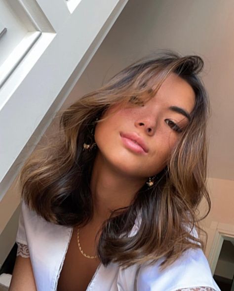 Mid Short Wavy Hair, Short Caramel Hair, Collar Bone Hair, Haircut Summer, Collarbone Length Hair, Hair Spring, Haircut Inspo, Dark Brunette Hair, Brown Hair Inspo