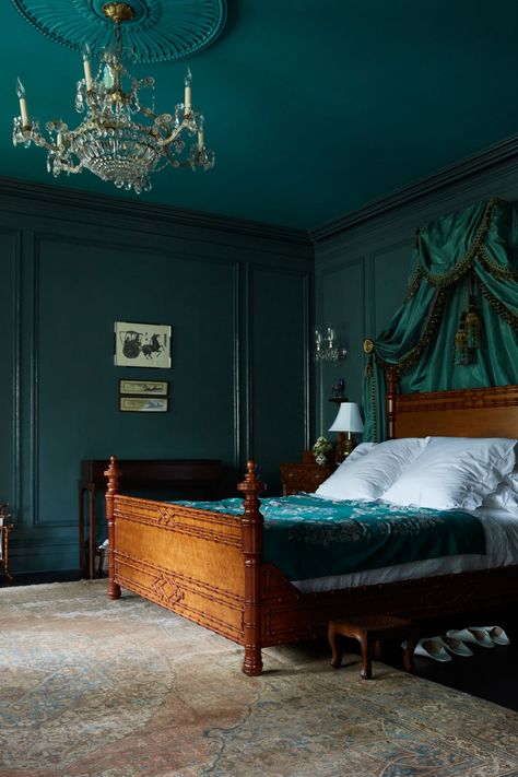 An Emerald Bedroom - HouseBeautiful.com Emerald Bedroom, Dark Teal Bedroom, Jewel Tone Bedroom, Emerald Green Bedrooms, Green Bedroom Walls, Dark Green Walls, Teal Bedroom, Moody Bedroom, Dark Bedroom