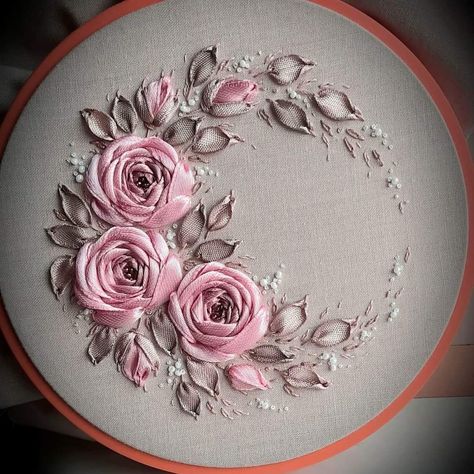 Silk Ribbon Embroidery Tutorial, Sulaman Pita, Silk Ribbon Embroidery Patterns, Diy Lace Ribbon Flowers, Ribbon Embroidery Kit, Simple Hand Embroidery Patterns, Ribbon Embroidery Tutorial, Handmade Flowers Fabric, Diy Embroidery Patterns