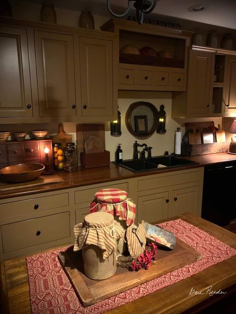 Primitive Colonial Kitchen, Primitive Homes Interiors, Crock Decor, Gail Reeder, Primitive Country Kitchen, Colonial Kitchens, Primitive Decor Ideas, Modern Farmhouse Living Room Decor, Primative Decor