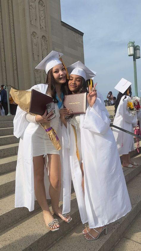 White Cap And Gown, High School Graduation Outfit, Girl Bestie, Graduation Dresses White, College Grad Pictures, Highschool Graduation, High School Graduation Pictures, Senior Year Things, Graduation Outfit Ideas