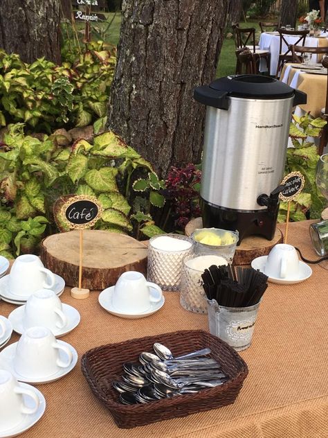 Estación de Cafe en Boda campestre Coffee Bar Display Ideas, Hot Tea Bar Station Party, Coffee Station Ideas Party, Coffee Bar Station Party, Coffee Bar Ideas For Wedding, Coffee Station Party, Coffee Bar Ideas For Party, Coffee Break Ideas, Coffee Break Table