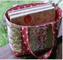 Friendship Bag. Looks small but great tutorial you can size to your wants. Quilted Tote Bags Patterns, Sacs Tote Bags, Trendy Sewing, Costura Diy, Quilted Tote Bags, Sewing Purses, Quilted Purses, Handbag Patterns, Quilted Totes