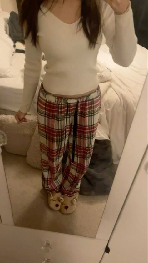 Pyjamas Aesthetic Christmas, Christmas Pants Aesthetic, Cute Winter Pjs Women, Aesthetic Pjs Outfits, Aesthetic Christmas Pyjamas, Christmas Outfits Pajamas, Autumn Pyjamas Aesthetic, Sleep Pants Aesthetic, Wearing Pjs To School