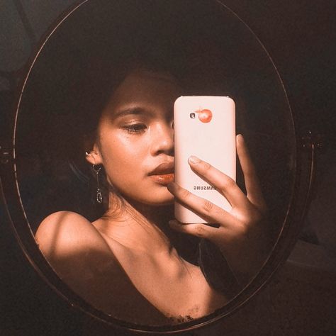 Vanity Selfie Instagram, Small Mirror Selfie, Moody Mirror, Mirror Shots, Creative Photoshoot, Creative Photoshoot Ideas, Mirror Photo, Photography Poses Women, Selfie Ideas