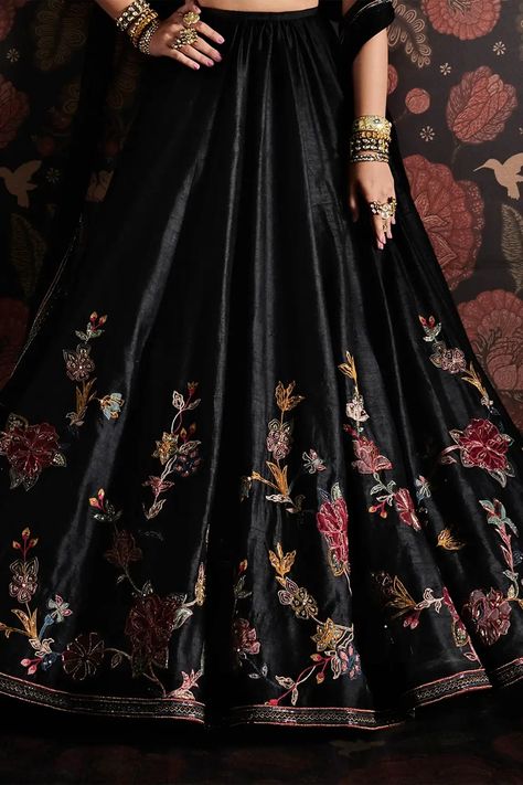 Traditional Saree Blouse Designs, Black Embroidered Blouse, Ridhi Mehra, Bride Ideas, Net Embroidery, Black Lehenga, Embroidered Lehenga, Indian Dresses Traditional, Indian Bridal Outfits