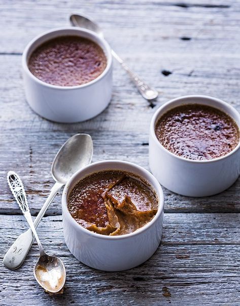 White Chocolate & Chai Creme Brulees | MiNDFOOD Coffee Creme Brulee, Fresh Food Market, Chocolate Chai, Creme Brulee Recipe, Creme Brûlée, Dessert Simple, Chocolate Day, Food Market, Chocolate Recipes