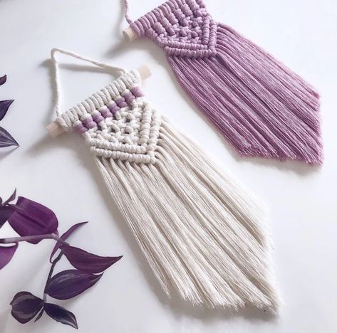 Macrame Tips and Tricks - Fringing - Mary Maker Studio Mini Macrame Wall Hanging, Pola Macrame, Macrame Weaving, Makramee Diy, Small Macrame, Macrame Wall Hanging Diy, Mini Macrame, Macrame Patterns Tutorials, Modern Macrame