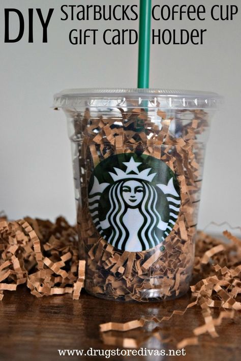 This DIY Starbucks Gift Card Coffee Cup Holder is a great way to give a gift card without just sticking it in a card. Make it with any coffeeshop gift card. Coffee Gift Card Ideas, Diy Starbucks Coffee, Starbucks Gift Card Holder, Coffee Cup Gift Card Holder, Copo Starbucks, Starbucks Cup Gift, Gift Card Presentation, Gift Card Holder Diy, Diy Starbucks