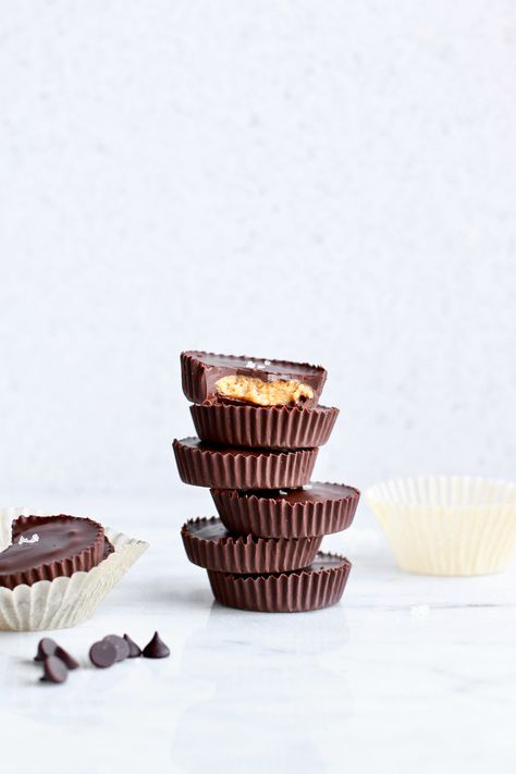 Easy Homemade Healthy Peanut Butter Cups Cups Photography, Healthy Peanut Butter Snacks, Gluten Free Halloween Treats, Healthy Holiday Treats, Gluten Free Halloween, Healthy Peanut Butter Cups, Healthy Dark Chocolate, Clean Eating Vegetarian, Homemade Peanut Butter Cups