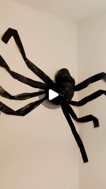 Giant Spider Halloween Diy, Cardboard Spider, Spider For Halloween, Giant Spider, Halloween Spider, Halloween Halloween, Halloween House, Art Plastique, Spider Web