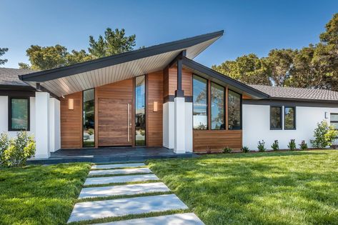 Modern Ranch Conversion – Nyhus Design Group Mid Century Modern House Exterior, Mid Century Modern Exterior, Mid Century Exterior, Farmhouse Exterior Design, Mid Century Ranch, Pintura Exterior, Modern Ranch, Exterior Makeover, Modern Farmhouse Exterior