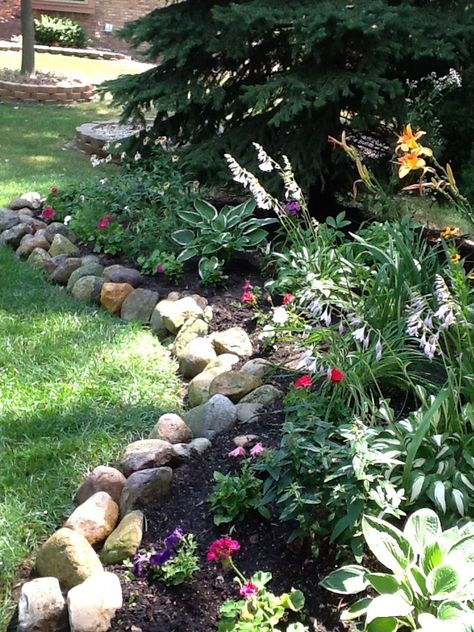 Garden Edging Rocks, Natural Rock Borders Edging, Landscape Rock Edging, Perennial Rock Garden Ideas, Natural Garden Border Ideas, Natural Rock Landscaping Border, Field Rock Landscaping Ideas, Natural Border Landscaping, Rock Boarder Landscaping Garden Edging