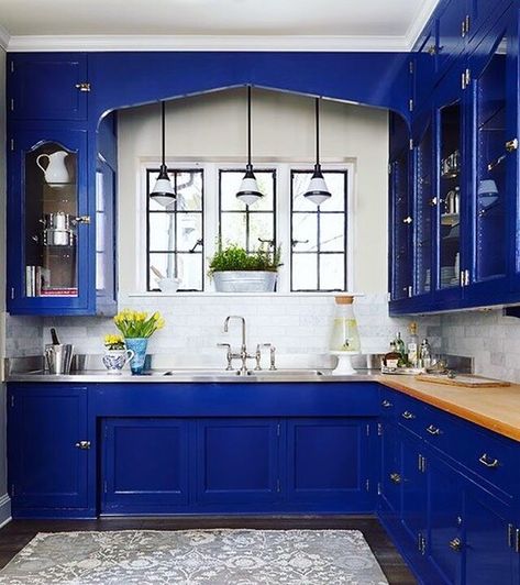 Yassssss!!!!! Kitchen project inspo! Cobalt Blue Kitchens, Blue Kitchen Island, Comfortable Kitchen, Blue Kitchen Cabinets, Traditional Kitchen Design, Storefront Design, Messy Kitchen, Blue Cabinets, Blue Kitchen