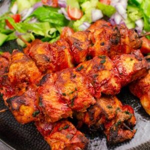 Tandoori Chicken Tikka Recipe, Chicken Tikka Marinade, Chicken Tikka Kebab, Braised Chicken Breast, Chicken Kabob Recipes, Chicken Kebab Recipe, Chicken Kebab, Kebab Skewers, Kebab Recipe