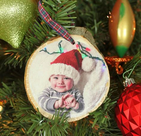 Diy Photo Ornaments, Fun Holiday Crafts, Personalized Photo Ornaments, Rustic Christmas Ornaments, Picture Ornaments, Fabric Christmas Trees, Modge Podge, Wood Christmas Ornaments, Kids Ornaments