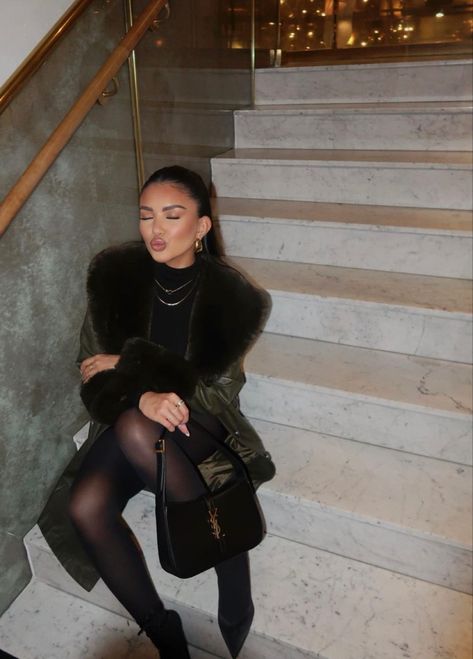 Fashion outfit date night look leather trench coat faux fur Saint Laurent stilettos Elegantes Party Outfit, Winter Night Outfit, Dinner Outfit Winter, Night Outfits Winter, Winter Date Night Outfits, First Date Outfits, Party Outfits Night, New York Outfits, Corporate Outfits