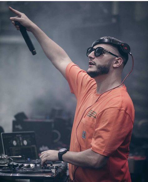 Dj snake in China Dj Snake Wallpapers, Edc Mexico, Dj Remix Songs, Snake Wallpaper, Dj Images, Dj Snake, Best Dj, Dj Remix, Stylish Men Casual