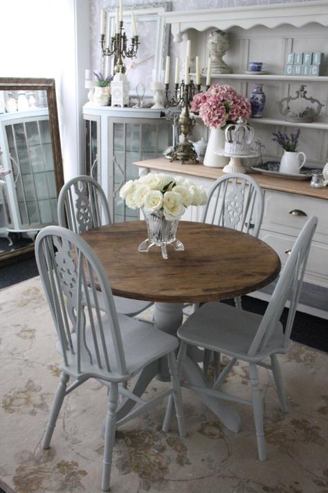 Cute little table and chairs!  Photo taken from 'Fifi Chic'. Shabby Chic Kitchen Table, Dining Room Table And Chairs, Shabby Chic Dining Room, Chic Dining Room, Shabby Chic Dining, Shabby Chic Dresser, Shabby Chic Living Room, Chic Table, Chic Living Room