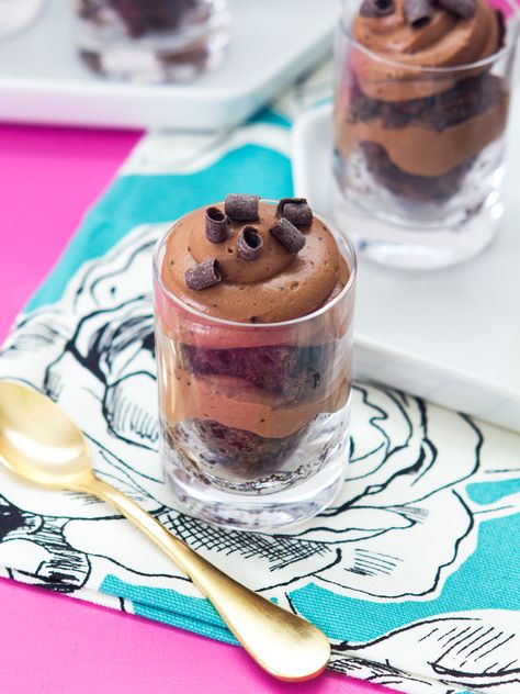 Dessert Shots Recipes, Shot Glass Dessert, Chocolate Trifles, Mini Christmas Desserts, Dessert Shooters Recipes, Shot Glass Desserts, Shooter Recipes, Brownie Trifle, Dessert Shooters