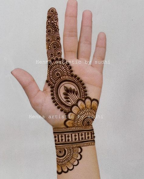 Mehendi Bel Design Easy, Mehandi Design For Hands Simple, Tikki Mehndi Design Front Hand Palm, Simple One Side Mehendi Designs, Mehendi Designs For Front Hands Easy, Front Side Mehandi Designs, One Side Mehandi Designs, Palm Mehendi Ideas Easy, Bel Mehandi Designs For Hands Simple