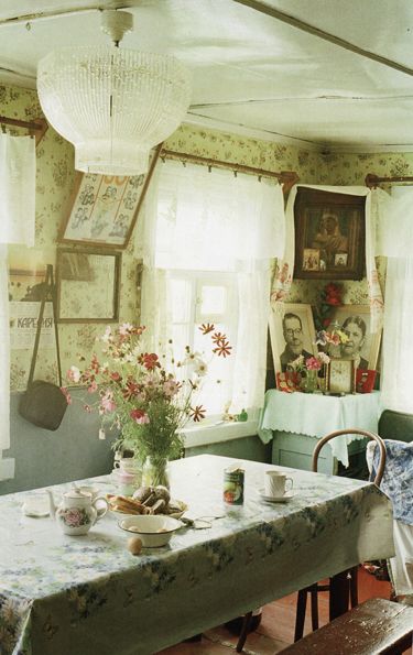 Russian folk - Flowers plucked from outside enhance an already bright yet simple dining room. Russian Interiors, Family Dining Rooms, Family Dining, Russian Folk, Dream Kitchen, My Dream Home, Cottage Style, Vintage Kitchen, Kitchen Interior