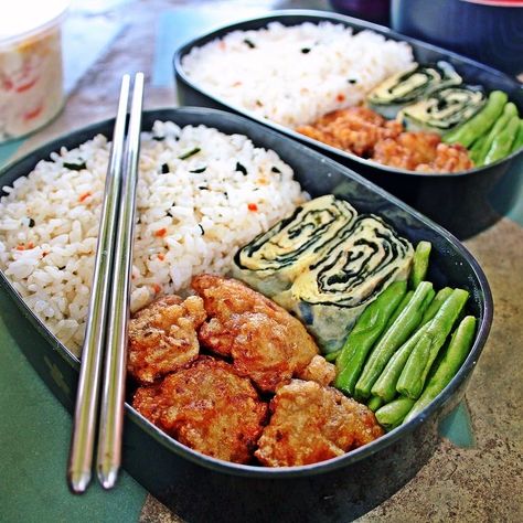 Salmon Lunch Box Ideas, Bento Box Lunch Japanese Recipes, Quick Japanese Lunch, Bento Box Lunch For Adults Japanese Recipe, Japanese Lunchbox Ideas, Picnic Lunch Box Ideas, Rice Bento Box Lunch, Bento Box Picnic, Bento Box Japanese Traditional