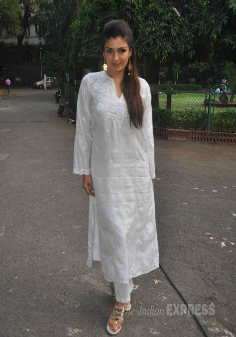 Raveena Tandon was lovely in a white chicken churridar suit at a press meet in… Chikenkari Dress Ideas, Chicken Kurta, Chicken Suits, Raveena Tandon, Anupam Kher, Karisma Kapoor, Salwar Pattern, Kurta Style, Salwar Kamiz