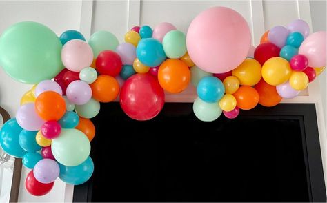 Boho Balloon Garland, Balloon Glow, Christmas Party Photo, Balloon Garland Diy, Ice Cream Sprinkles, Sprinkle Party, Pastel Balloons, Mini Balloons, Up Balloons