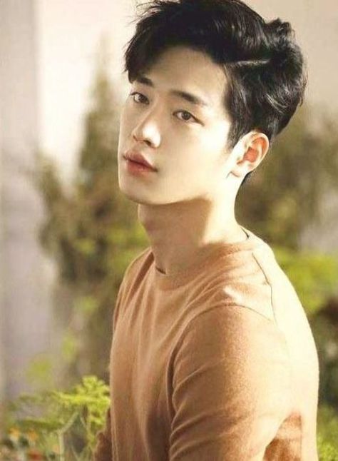 Looking for popular Asian men haircuts? Click on the photo to see a full list of what's trending! Asian Men's Hairstyles, Asian Man Haircut, Korean Men Hairstyle, Trendy Mens Haircuts, Asian Haircut, Mens Hairstyles Medium, Asian Men Hairstyle, Seo Kang Joon, Asian Man