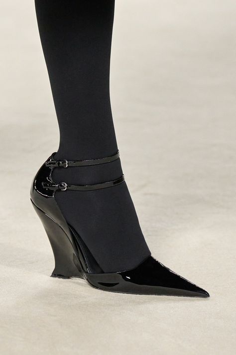 Walburga Black, Jung Somin, Fall 2023 Ready To Wear, 2023 Ready To Wear Collection, Dr Shoes, Shoes Heels Classy, 2023 Ready To Wear, Heels Classy, Ferragamo Shoes