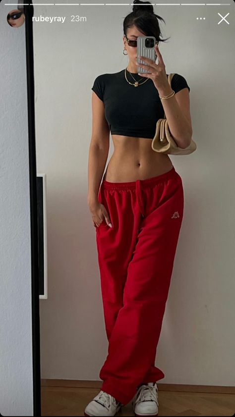 Red Joggers, Tomboy Fashion, 2000s Fashion, Looks Style, College Outfits, Looks Vintage, Comfy Outfits, Cute Casual Outfits, Casual Outfit