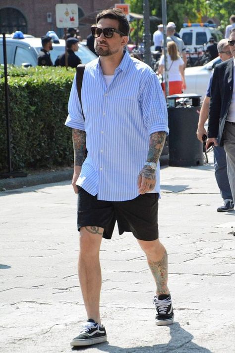 Mens Summer Looks, Casual Shorts Outfit Men, Mens Summer Fashion Shorts, Short Outfits Hombre, Short Man Outfit, Short Men Style, Short Outfits Men, Short Pants Outfit Men, Short Outfit Men