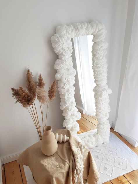 Bewunderst du auch die Cloud Mirrors, mit denen alle InfluencerInnen momentan Selfies machen? Das DIY für den Wohn-Trend ist sogar richtig easy Diy Foam Mirror, Foam Mirror, Spiegel Diy, Zimmer Diy, Cloud Mirror, Diy Clouds, Mirror Frame Diy, Diy House Renovations, Dekorasi Kamar Tidur