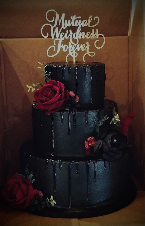 Black Wedding Cake Designs, Black Burgundy And Gold Wedding Cake, Goth Wedding Cake Ideas, Goth Wedding Cake Victorian Gothic, Simple Gothic Wedding Ideas, October Spooky Wedding Ideas, 3 Tier Black Cake, Black Wedding Cakes Elegant, Goth Vow Renewal