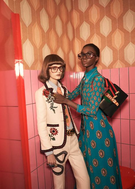 The Spring Summer 2016 set against the raw backdrop of Berlin.The Spring Summer 2016 Campaign Gucci Fashion Show, Gucci Campaign, 70s Mode, Carmen Dell'orefice, Haute Couture Style, Mode Editorials, Gucci Spring, Mode Hippie, Gucci Fashion