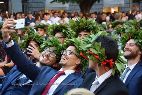 Italian graduates with the laurel wreaths, ancient tradition Italian Graduation Cap, Italian Graduation Crown, Italian Graduation, Laurel Wreath Crown, Grad Decor, Wreath Crown, Laurel Crown, Crown Illustration, Crown Drawing