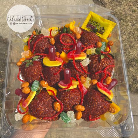 Pulparindo Strawberries, Chamoy Strawberries, Mexican Strawberries, Food Sale Ideas, Mexican Snack Foods, Candy Business, Chocolate Covered Strawberry Recipe, Mexican Snacks, Chocolate Covered Fruit