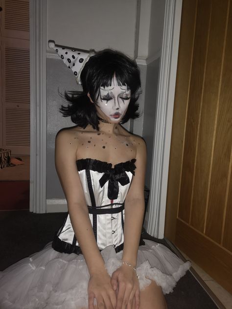 Halloween Costume Ideas Clown, Black And White Jester Costume, Clown White Makeup, Black And White Clown Halloween Costume, Cute Scary Clown Costume, Doll Halloween Costume Aesthetic, Cute Vintage Clown Costume, Clown Makeup And Outfit, Art The Clown Halloween Costume