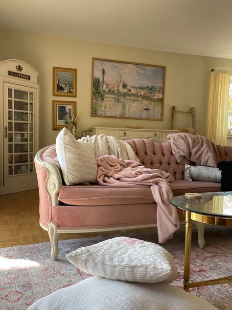 Princess Core Room Aesthetic, Feminine Studio Apartment, Victorian Couch Living Room, Pink Vintage Couch Living Room, Princess Home Decor, Pink Victorian Room Aesthetic, Couqutte Living Room, Pink Velvet Couch Aesthetic, Coutteqe Aesthetic Room