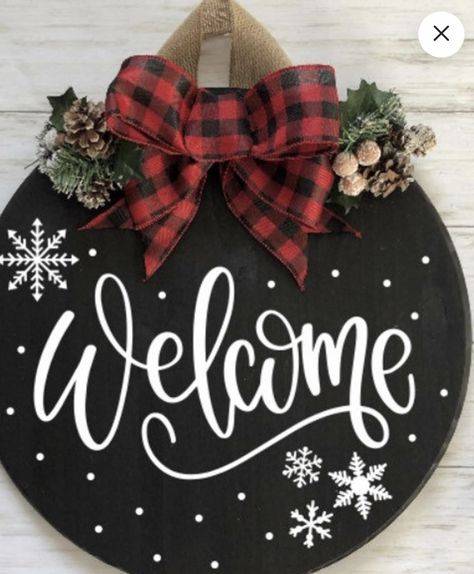 Welcome Sign Front Door Xmas, Metal Christmas Signs Diy, Welcome Winter Sign, Christmas Welcome Signs Round, Winter Front Door Sign, Round Winter Signs, Welcome Sign Front Door Christmas, Winter Welcome Sign Front Door, Winter Welcome Signs For Porch