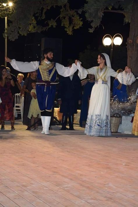 Greece Culture Clothes, Greek Traditional Clothing, Greek Traditional Dress, Greek Dancing, Greek Wedding Dresses, Ancient Clothing, Greece Culture, Ur Mum, Greek Dress