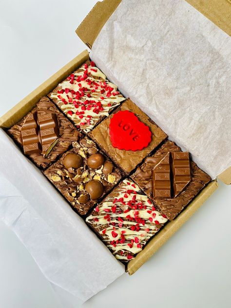 Why not treat that special person with this delicious brownie mixed box, perfect for your Anniversary / Engagement / Boyfriend or Girlfriend Present or just a thoughtful gift. Our luxury letterbox brownies are super chocolaty and fudgy. Each brownie box contains the following flavours: - Raspberry White Chocolate Brownie x 2 - Kinder Chocolate Brownie x2 - Malteser Brownie x1 - Classic Brownie with love heart fondant x1 We can also add a short personalised message on the tag tied to the box (shown in the last picture). Just confirm this when making your order. Order now and message to say your preferred delivery day (allow 2 days processing), we will then schedule to bake and dispatch your purchase 2 days before your preferred delivery date using Evri Next Day (delivery is usually 1 - 2 wo Brownie Boxes Gift, Brownie Packaging, White Chocolate Brownies, Raspberry White Chocolate, Diwali Gift Hampers, Brownies Recipe Homemade, Presents For Girlfriend, Cookie Bakery, Box Brownies