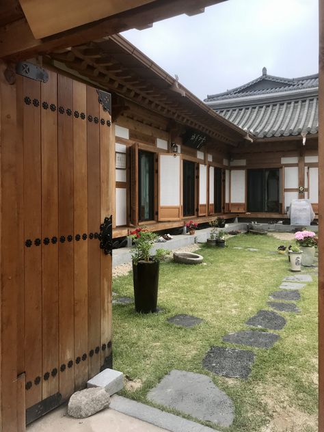 Hanok House Aesthetic, Korean Countryside House, Modern Hanok House, Hanok House Korean Traditional, Korean Farmhouse, Korean Hanok House, South Korean House, Korean House Aesthetic, Korea Traditional House