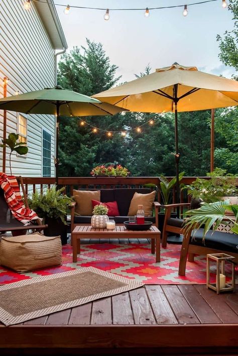 Backyard Patio Umbrella Ideas, 10x10 Deck Ideas, Large Deck Decorating Ideas, Outdoor Deck Decorating, Design Per Patio, Backyard Patio Deck, Patio Deck Designs, Budget Patio, Patio Diy