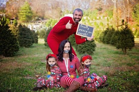 Christmas Minis -Finally Peace on Earth Funny Christmas Cards Family, Funny Christmas Cards Photo Ideas, Funny Family Christmas Photos, Funny Christmas Photo Cards, Funny Family Christmas Cards, Christmas Photography Family, Funny Christmas Photos, Christmas Humor Ecards, Funny Family Photos