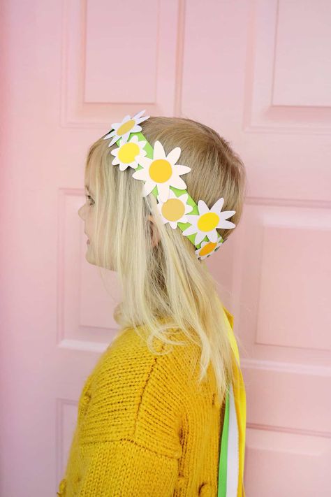 Kids Paper Daisy Crown (With Free Template) - Toddler Flower Headband, Spring Crowns For Kids, Spring Hat Ideas For Kids, Diy Flower Crown For Kids, Flower Crown Diy Kids, Diy Paper Flower Crown, Birthday Crowns For Kids, Flower Crown Craft, Flower Crown Kids